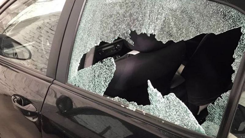 Le destrozaron la ventanilla del auto para robarle un microondas